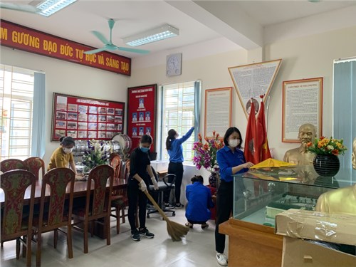 Trường THCS Cao Bá Quát vệ sinh khung cảnh sư phạm lần thứ 5.